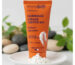 Exfoliante facial cítrico Born to Bio con textura exfoliante en un plato