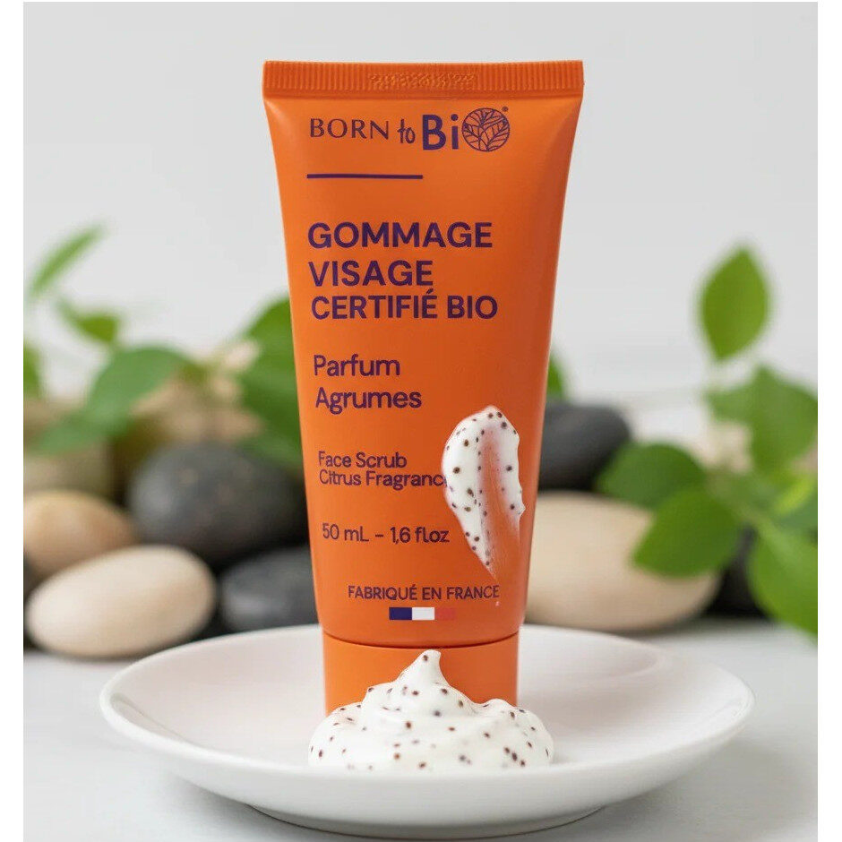 Exfoliante facial cítrico Born to Bio con textura exfoliante en un plato